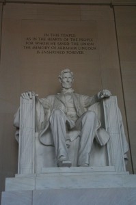Lincoln (qui regarde l'obélisque)