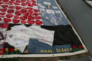 Certaines parties du patch intègrent de objets personnels des victimes du SIDA