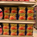 SPAM, SPAM, SPAM, SPAM, une espèce de pâté de jambon ou quelque chose comme ça; oui, ça existe vraiment... et maintenant, vous savez pourquoi on appelle un courriel indésirable de la sorte ;-)